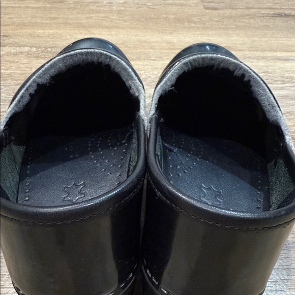 Dansko Size 39 Glossy Green Women's Clogs - Picture 6 of 12